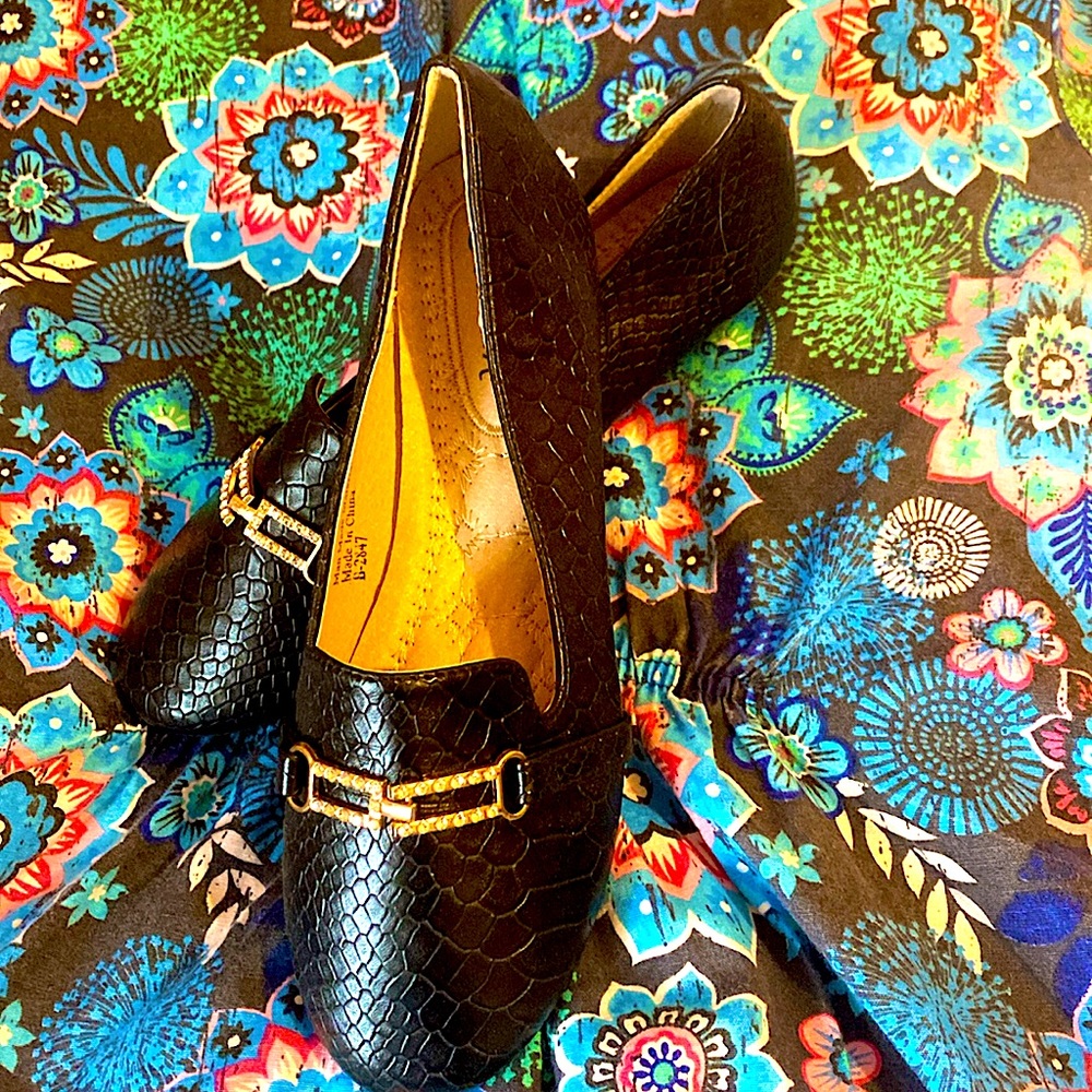 Never worn  6.5 black shoes. They fit more a size 5.5,6.